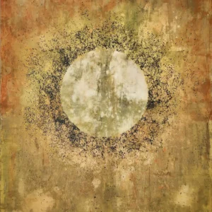 Originální abstraktní obraz Slunce od výtvarnice Hanele Žižkové. Velkoformátová malba akrylem na plátně o rozměru 100x120 cm zaujme ústředním motivem zářícího slunce s detailní tmavou paprskovou strukturou. Dílo v hřejivých, zlatavých a zemitých tónech vnáší do prostoru energii, klid a harmonii. Ideální solitérní obraz do moderního interiéru, obývacího pokoje, ložnice nebo do reprezentativních i industriálních prostor. Hřejivá a harmonická atmosféra.