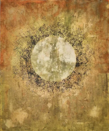 Slunce | abstraktní akryl na plátně (100x120 cm) Originální abstraktní obraz Slunce od výtvarnice Hanele Žižkové. Velkoformátová malba akrylem na plátně o rozměru 100x120 cm zaujme ústředním motivem zářícího slunce s detailní tmavou paprskovou strukturou. Dílo v hřejivých, zlatavých a zemitých tónech vnáší do prostoru energii, klid a harmonii. Ideální solitérní obraz do moderního interiéru, obývacího pokoje, ložnice nebo do reprezentativních i industriálních prostor. Hřejivá a harmonická atmosféra.